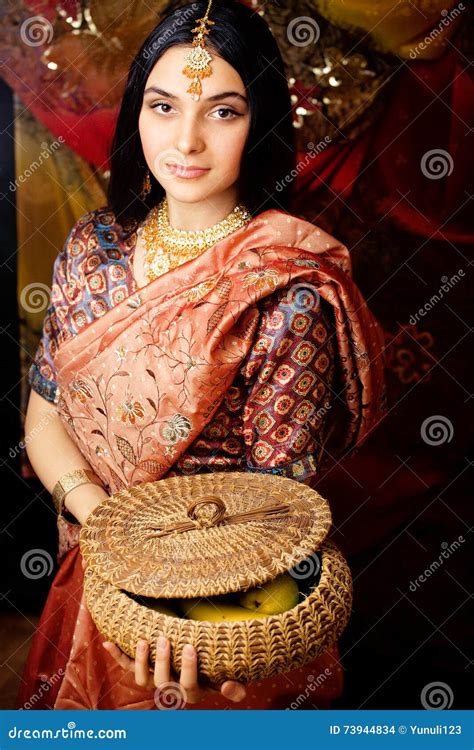 Süßes Wirkliches Indisches Mädchen Der Schönheit Im Sari Lächelnd Auf Schwarzem Hintergrund