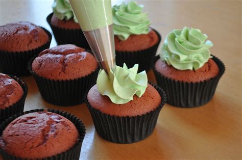 All of the tips and tricks for making perfect red velvet cupcakes every single time! Red velvet watermeloen cupcakes - Liefde voor bakken