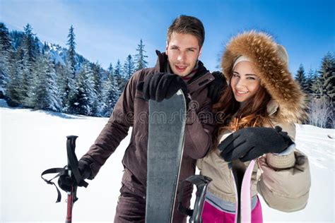 Couples Des Vacances De Ski Image Stock Image Du Vacances Couples