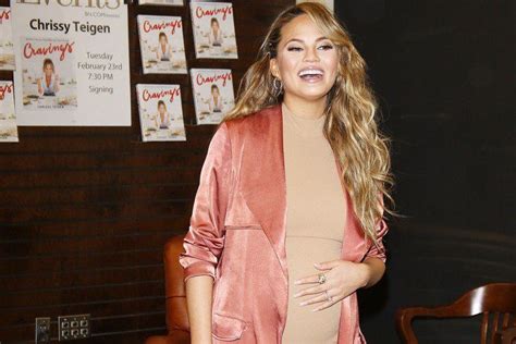 Check Out These 15 Gorgeous Hollywood Moms Pregnant Celebrities Hollywood Moms Chrissy Teigen