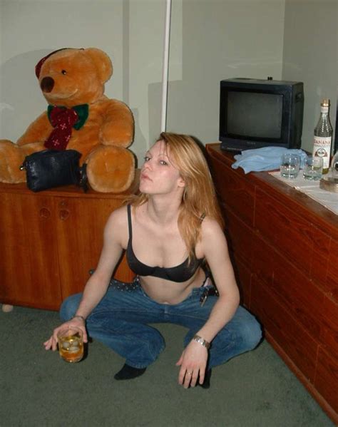 Betrunkene Blonde Freundin Spreizt Ihre Süße Möse Porno Bilder Sex