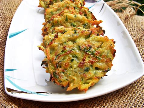 Oggi non ti lascio una vera e propria ricetta ma solo un idea per quando ti avanza dell'uovo sbattuto. Frittelle di zucchine e patate | Frittelle senza uova ...