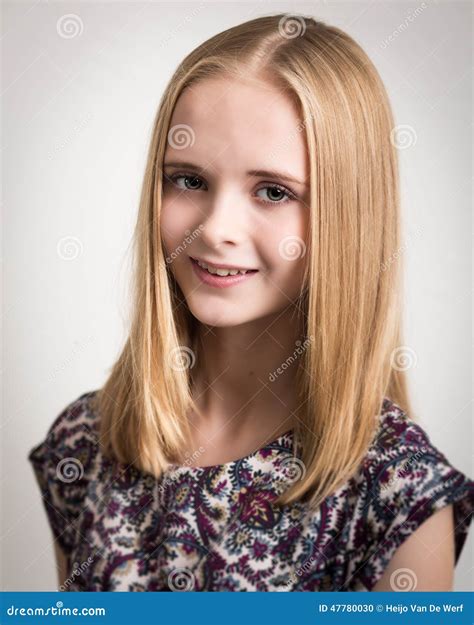 Belle Jeune Adolescente Blonde Dans Le Dessus De Fleur Photo Stock