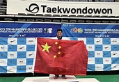 來自中國台灣的他，在頒獎台上高舉五星紅旗 - 新浪香港
