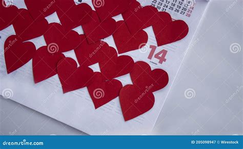 Corazones Rojos En El Calendario De Febrero De 2021 Imagen De Archivo