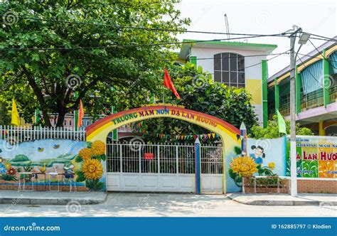 Entrada Y Fachada De La Escuela Primaria En Da Nang Vietnam Fotografía Editorial Imagen De