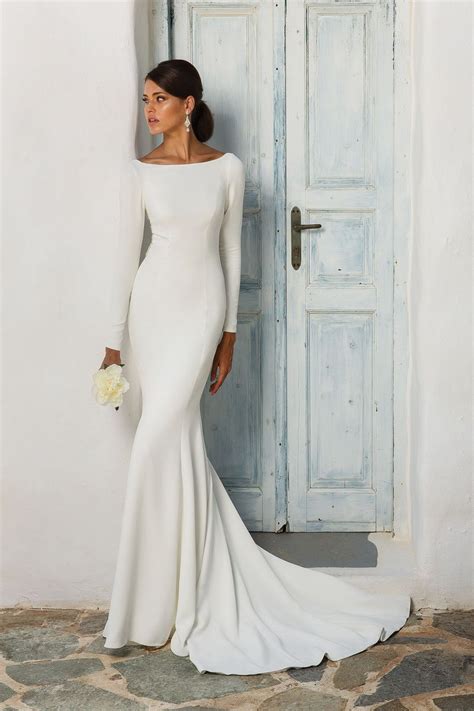 Entdecke rezepte, einrichtungsideen, stilinterpretationen und andere ideen zum ausprobieren. Style 8936: Crepe Long Sleeve Wedding Dress with Beaded ...