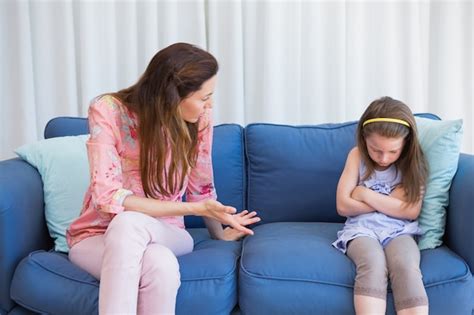 Madre Regañando A Su Hija Traviesa Foto Premium