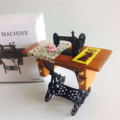 Mini Retro Vintage Sewing Machine Figurine Dollhouse Miniature 112