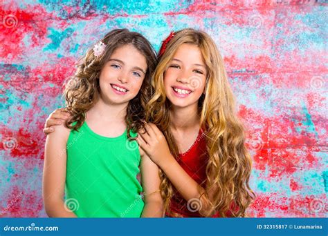 De Meisjesomhelzing Van Vrienden Het Mooie Kinderen Samen Gelukkige