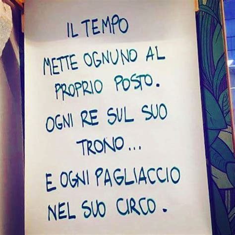 Quando si parla di tempo nelle frasi s'intende soprattutto il tempo che passa, lo scorrere. Il tempo mette ognuno al suo posto