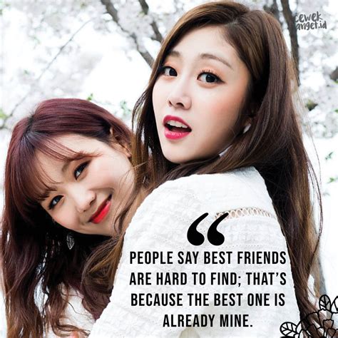 33 Caption Foto Bareng Sahabat