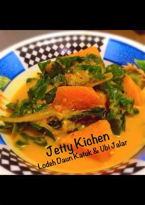 Boshqa bir daun ubi tumbuk retsepti tomonidan tayyorlanadi dayak ning kalimantan. Lodeh Daun Katuk & Keledek(ubi jalar) by Jetty Anfarz