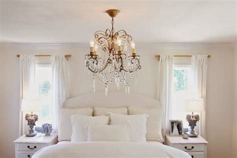 20 Master Bedroom Designs With Chandeliers