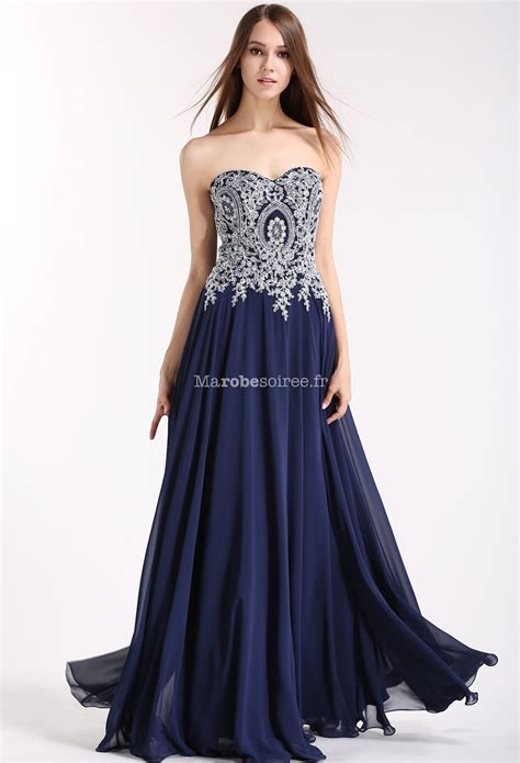Trouvez la robe de soirée chic qui vous correspond, notre collection de robes chics a tout pour convenir aux femmes branchées ! Robe de bal chic et glamour en bleu nuit
