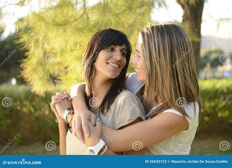 Het Lesbische Paar Koesteren Stock Afbeelding Image Of Omhels Aantrekkelijk 26833123