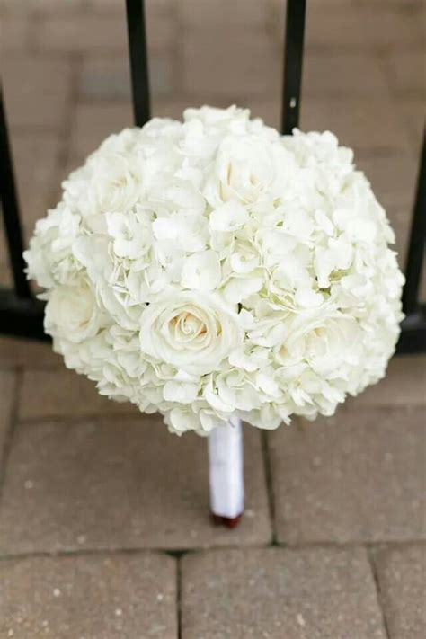 Simple And Elegant All Whote Bouquet White Roses And White Hydrangea