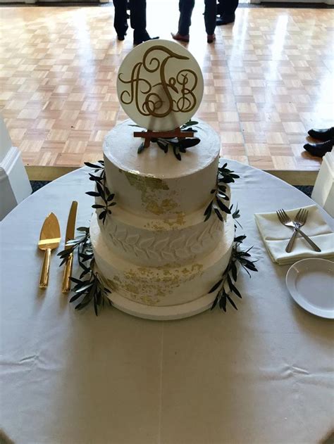 Edible gold leaf for cake decorating and more. Gold leaf wedding cake | Cake, Fancy cakes, Desserts