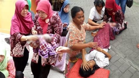 Seorang Ibu Di Surabaya Melahirkan Di Tengah Jalan Kampung Dibantu