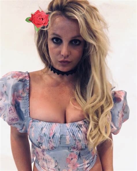 Britney Spears Shares Sexy Snaps Of Toned Tummy In Tiny Crop Top The Us Sun