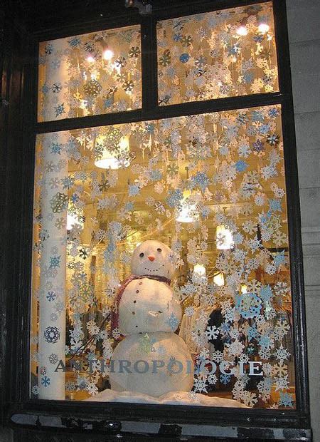 Office decor can equally be fun and quirky and chic and modern with the edgy class they just can't look beyond. 40+ Stunning Christmas Window Decorations Ideas - All ...