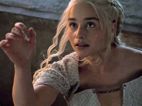 here s how game of thrones star emilia clarke reacted when she read the devastating finale script