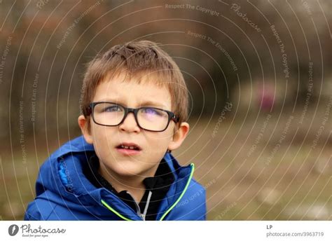Porträt eines Jungen mit Brille ein lizenzfreies Stock Foto von Photocase