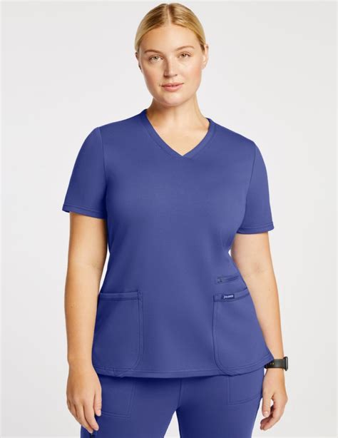 Our 6 Best Scrubs For Plus Size Medical Workers