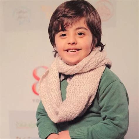 تحدث متلازمة داون بسبب وجود نسخة إضافية من كروموسوم 21 في كل خلية في الجسم، معظم الأطفال الذين يعانون من متلازمة داون ويذهبون إلى المدرسة الابتدائية العادية. 2-فيصل-العواد-مؤلف-سفير-متلازمة-داون - شبكة ابو نواف