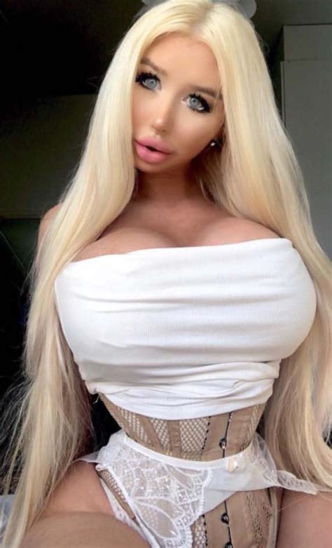 Αυτή η 22χρονη έχει ξοδέψει 40 000 λίρες σε πλαστικές επεμβάσεις για να μοιάσει στην barbie και