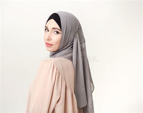 stilvolle moslemische frau tragendes hijab stockfoto bild von mode asiatisch 120972192