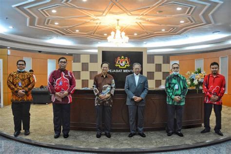 Datuk seri mustapa mohamed speaks on the asean economic ministers retreat (part 1). Perjumpaan Kunjungan Hormat Dengan YB Dato' Sri Mustafa ...