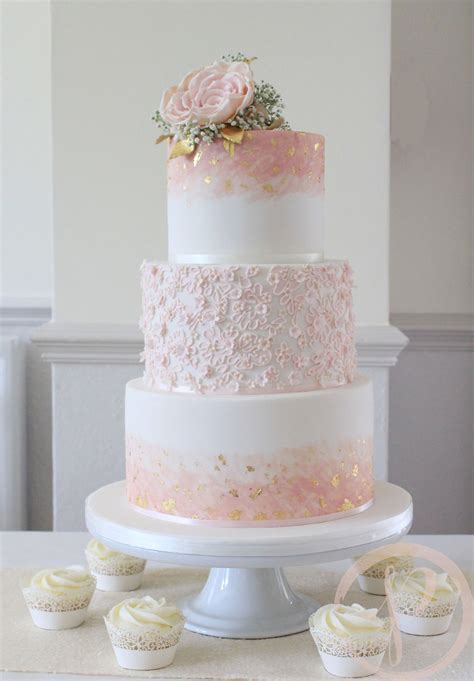 Blush flowers can decorate a cake, they can be incorporated into bouquets and other décor, so use this idea to make your wedding perfect. The Pink Cake Box Wedding Cake Design