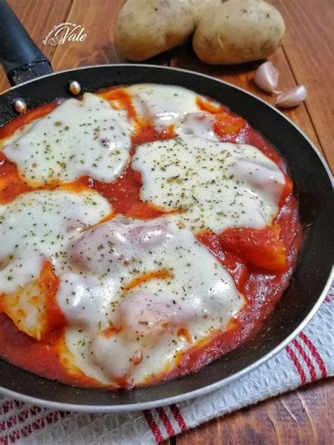 Semplicissimo da realizzare, si può gustare caldo, ma è ottimo anche a temperatura ambiente, ed è perfetto per accompagnare un secondo di carne o di pesce in occasione di un pranzo o una cena last. PATATE ALLA PIZZAIOLA cotte in padella, contorno sfizioso ...