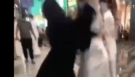 بنت المدينة المنورة في السعودية تتحرش بالشباب وتثير ضجة شاهد الفيديو