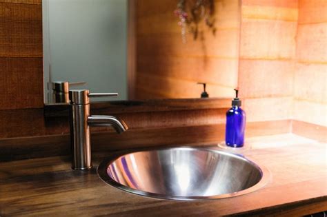 Stop the mini waterfall in when you're done, close and cover the sink drain with a small rag to catch any small parts you may. How to Fix a Leaky Single-Handle Bathroom Sink Faucet | Hunker