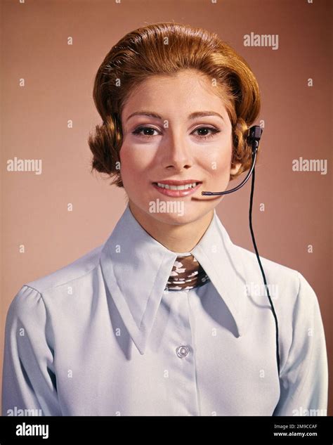 S S Mujer Sonriente Que Lleva Auriculares Telef Nicos Recepcionista De Oficina Vendedor