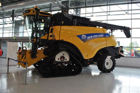 New Holland Showcases New Cr880 Combine At Uk Wide Harvest Demo Tour