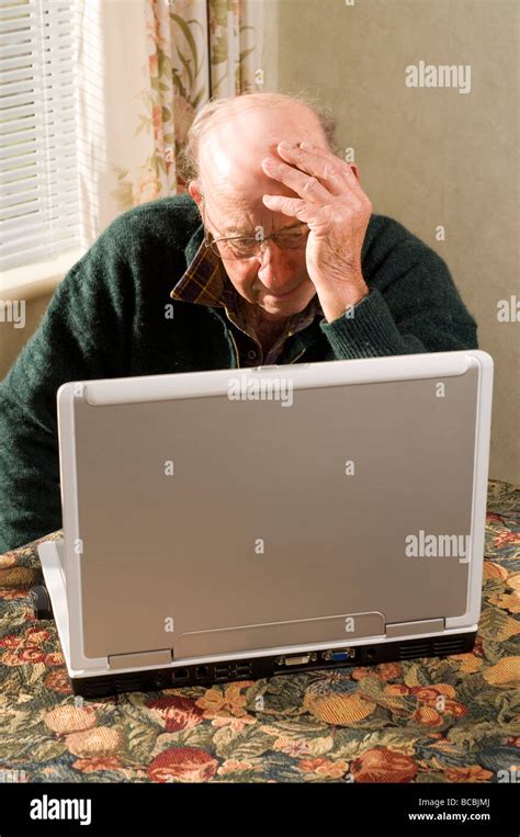 Face Confused Old Man Computer Hi Res Stock Photography And Images Alamy