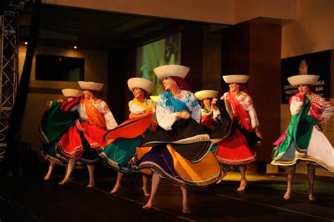 Para fiestas, se pintan la cara y llevan collares y manillas.hombre: Danzas Folklóricas ecuatorianas - Danzas tradicionales de ...