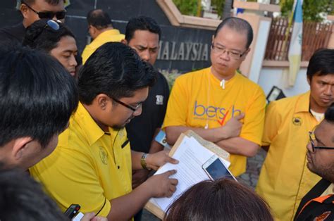 He is the 9th president of the malaysian chinese association. Seleweng RM200K dana Pertubuhan Kebajikan ,Chua Soi Lek ...