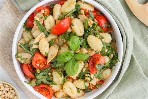 Leichter Gnocchi Salat Mit Rucola Und Pinienkernen Rezept Eat De
