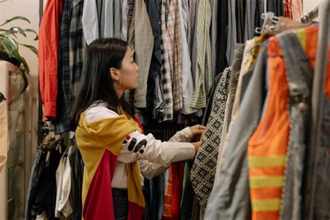 7 Cara Memilih Baju Thrift Yang Berkualitas Lifestyle Id
