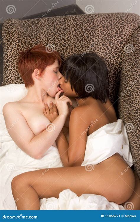 Jong Interracial Lesbisch Paar In Liefde Het Kussen Stock Afbeelding