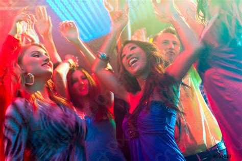 Party Menschen Tanzen In Disco Oder Club Foto Vorr Tig Crushpixel