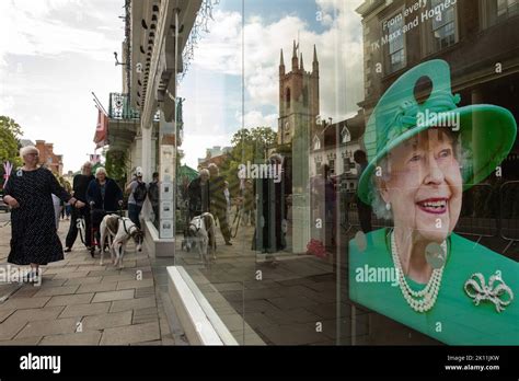 Windsor, UK. 14th September, 2022. Members of the public pass a tribute