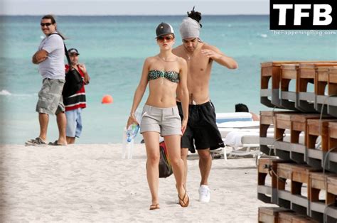 Mena Suvari Shows Her Nude Tits On The Beach In Miami Photos