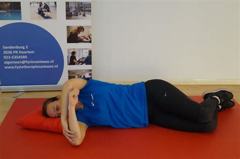 These five easy stretches are a wonderful way to alleviate shoulder pain for all you side sleepers out. Sleepers stretch - Fysiotherapie SanTwee