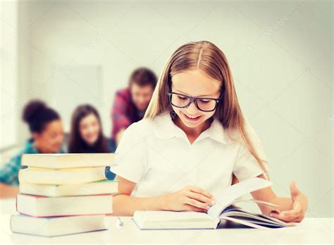 학교에서 공부 하는 학생 소녀 — 스톡 사진 © Sydaproductions 51932601
