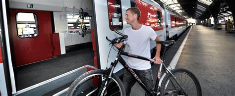 fiets meenemen in de trein le corbusier bicycle travel grey houses night train bike viajes
